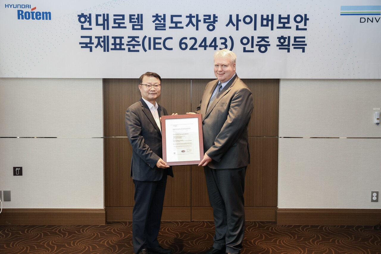이원상(좌측) 현대로템 RS기술리더와 비달 도로넨(Vidar Dolonen) DNV 명예영사가 제품 인증서를 들고 기념촬영을 하고 있다. (사진=현대로템)