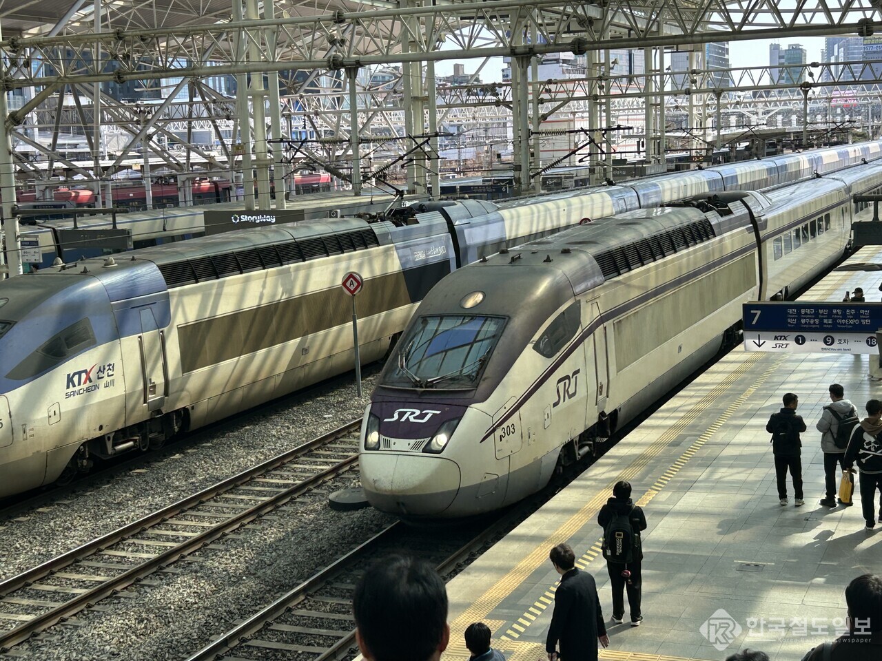 서울역에 들어온 SRT, 고속철도 통합 신호탄