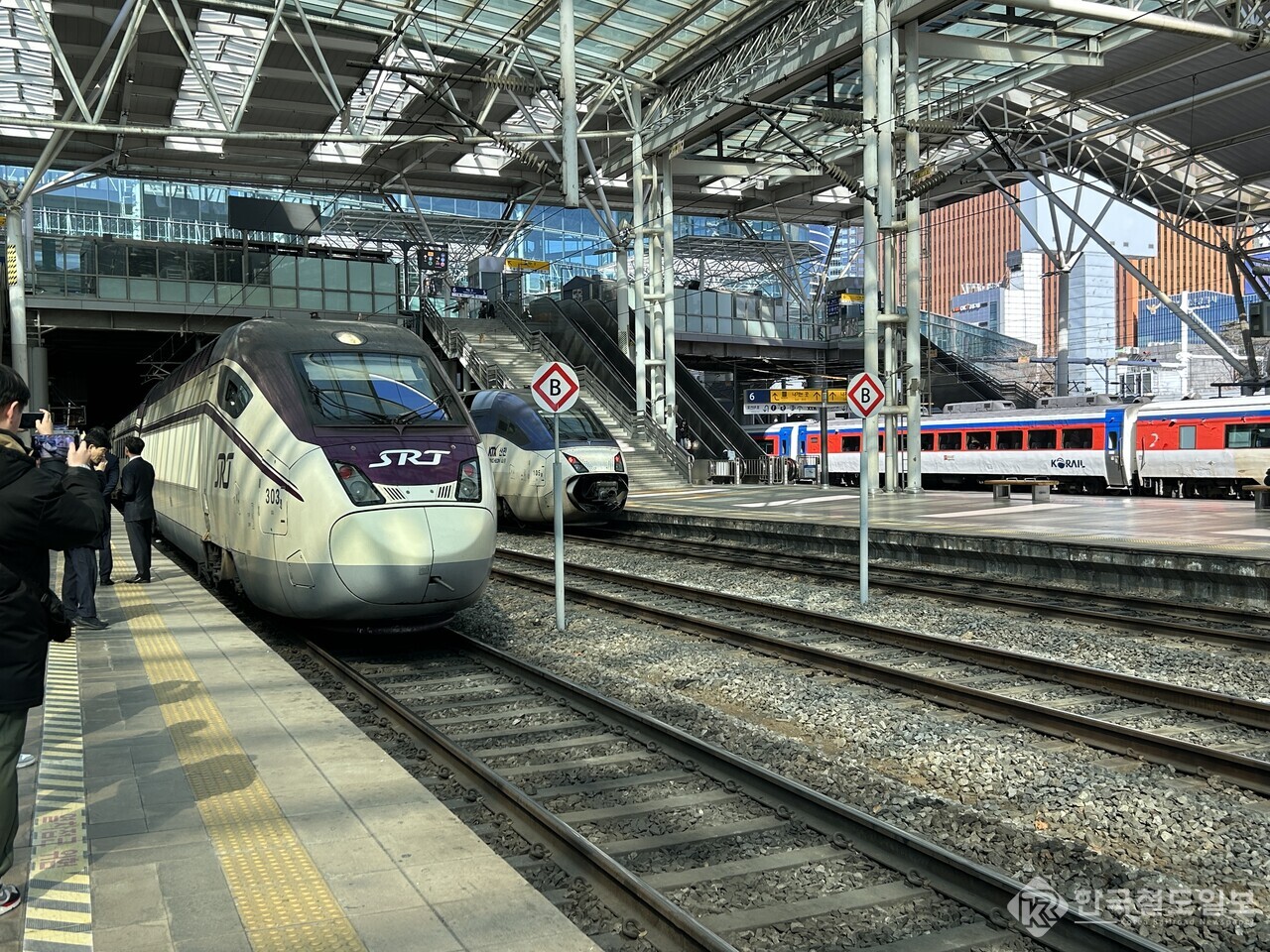 서울역에 들어온 SRT, 고속철도 통합 신호탄